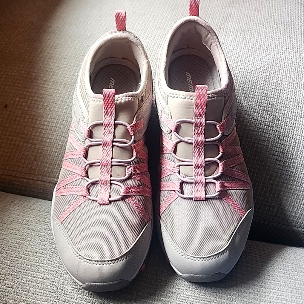 Skechers womens hiking shoes size 9